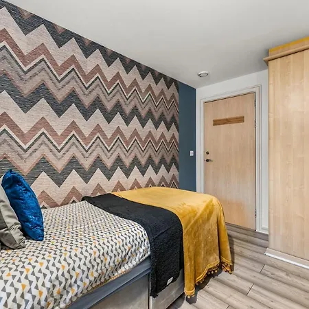 Large Central Manchester Apartment - Sleeps 8-2