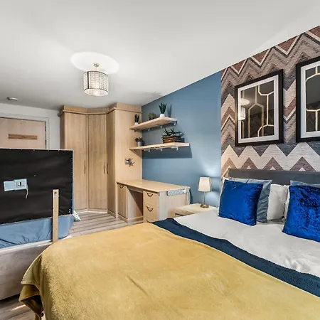 Large Central Manchester Apartment - Sleeps 8-3